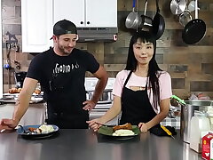 Marika Hase's Surprising Eel Trick